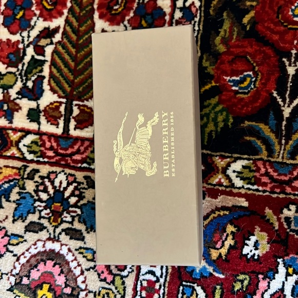 Burberry sunglasses box - Picture 1 of 4